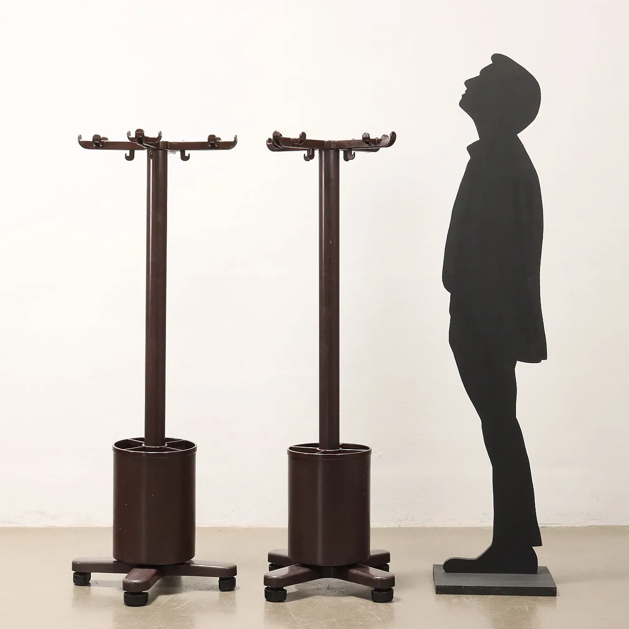 Coppia di Appendiabiti di Ettore Sottsass per Olivetti, anni '70 3
