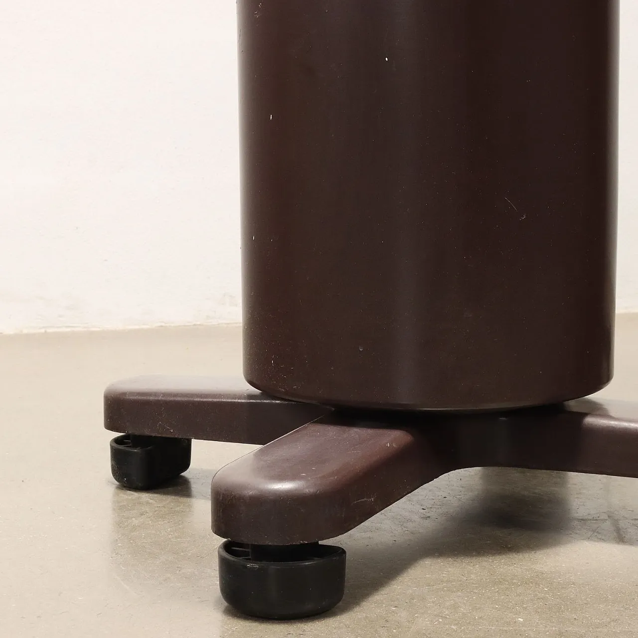 Coppia di Appendiabiti di Ettore Sottsass per Olivetti, anni '70 7