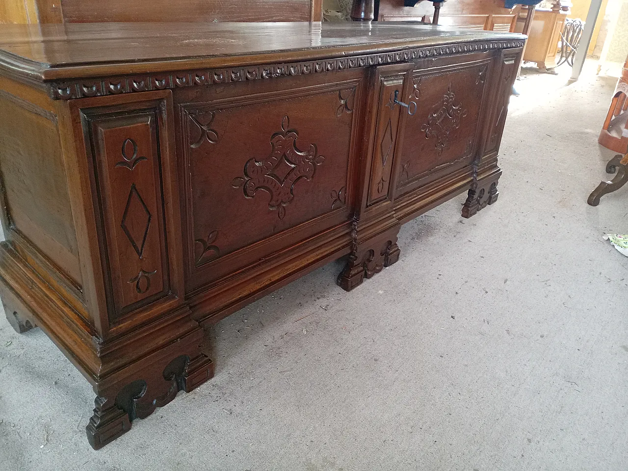 Renaissance chest in carved walnut, 17th century 2