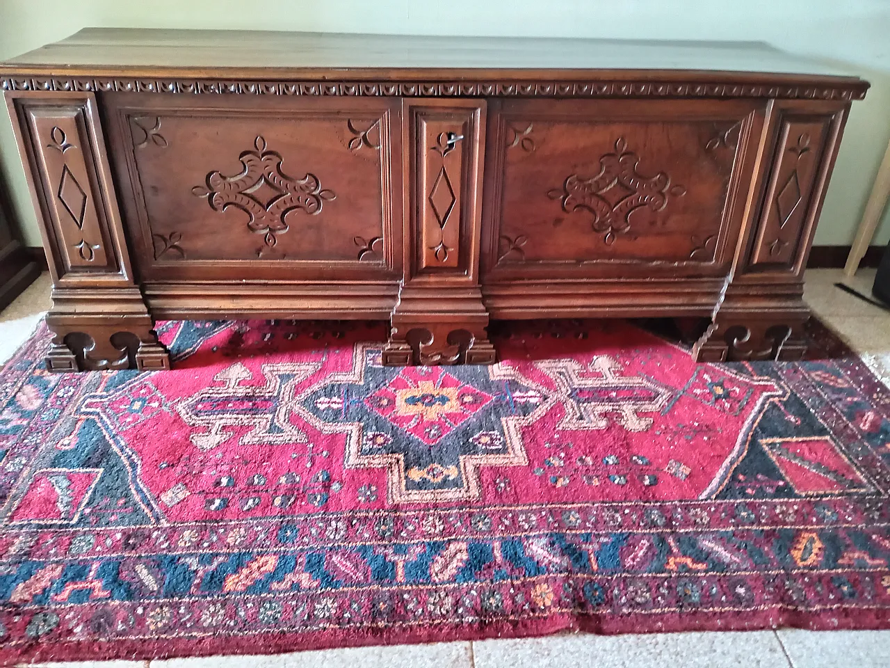 Renaissance chest in carved walnut, 17th century 3