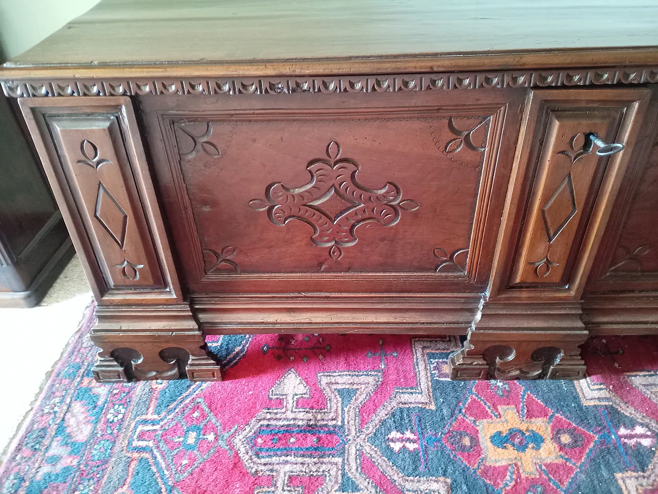 Renaissance chest in carved walnut, 17th century 4