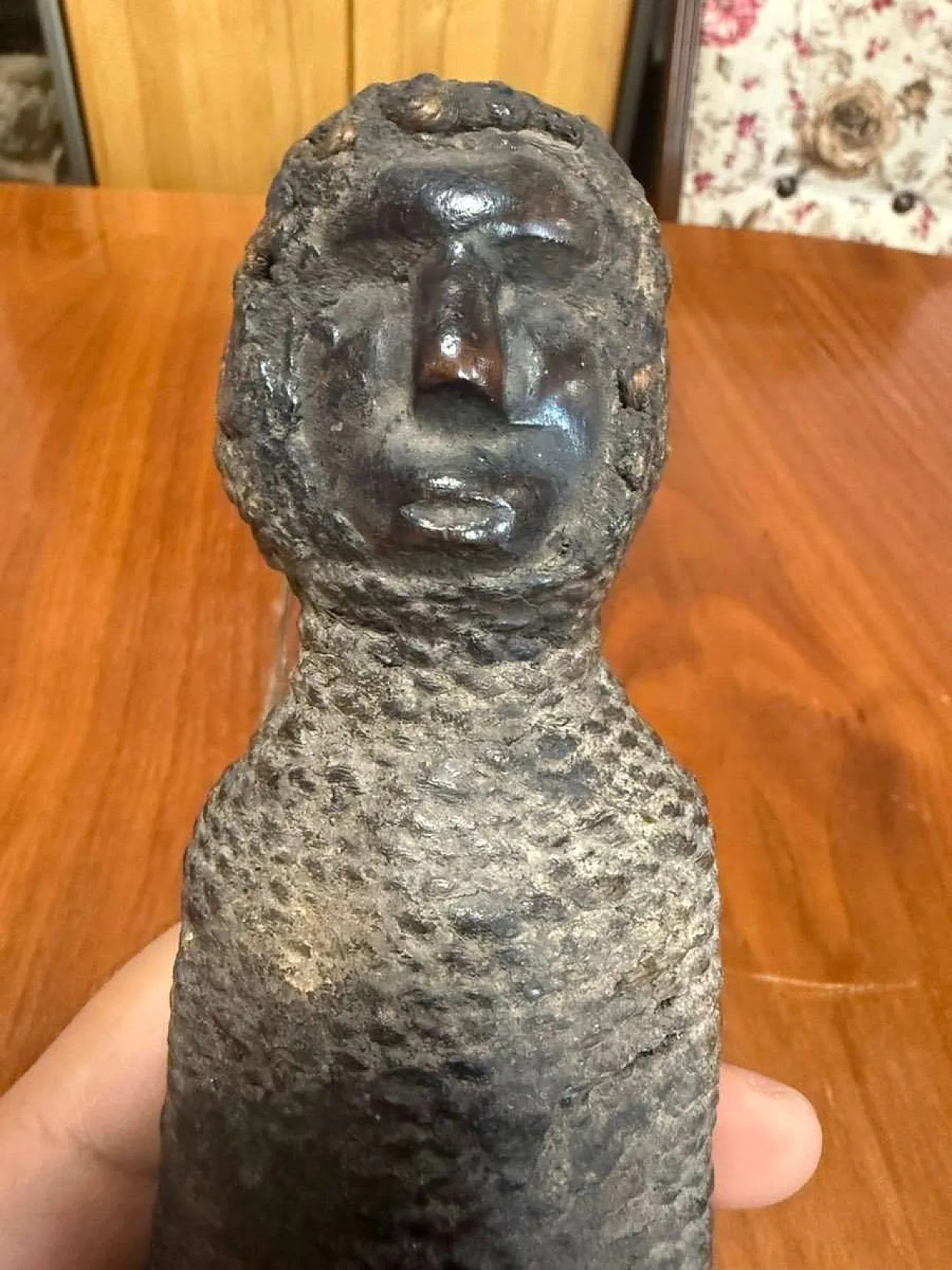 Statuetta egiziana in legno avvolta nella corda originale 2