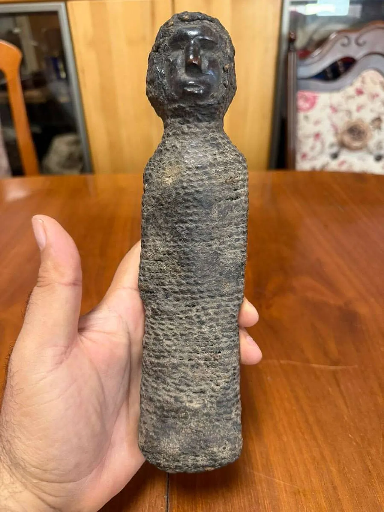 Statuetta egiziana in legno avvolta nella corda originale 4
