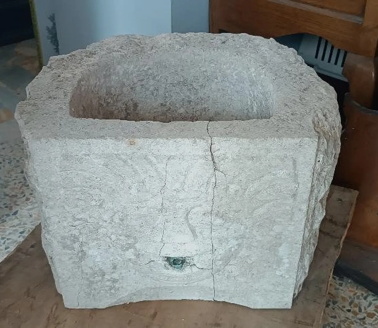 Sculpted stone fountain basin, 17th century 1