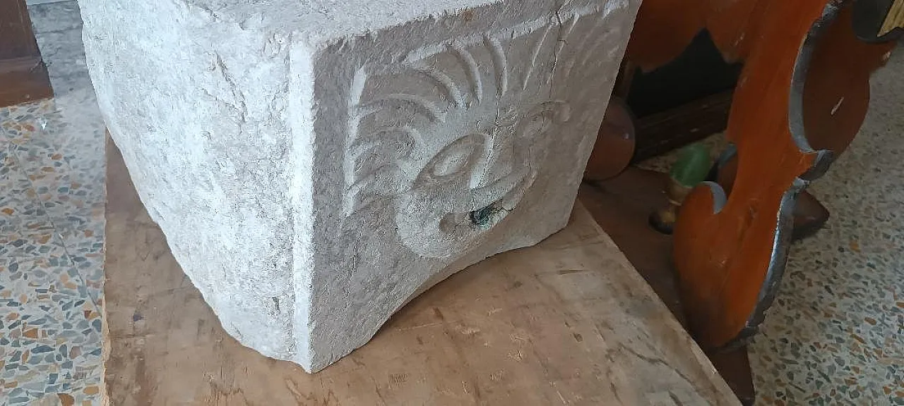 Sculpted stone fountain basin, 17th century 2