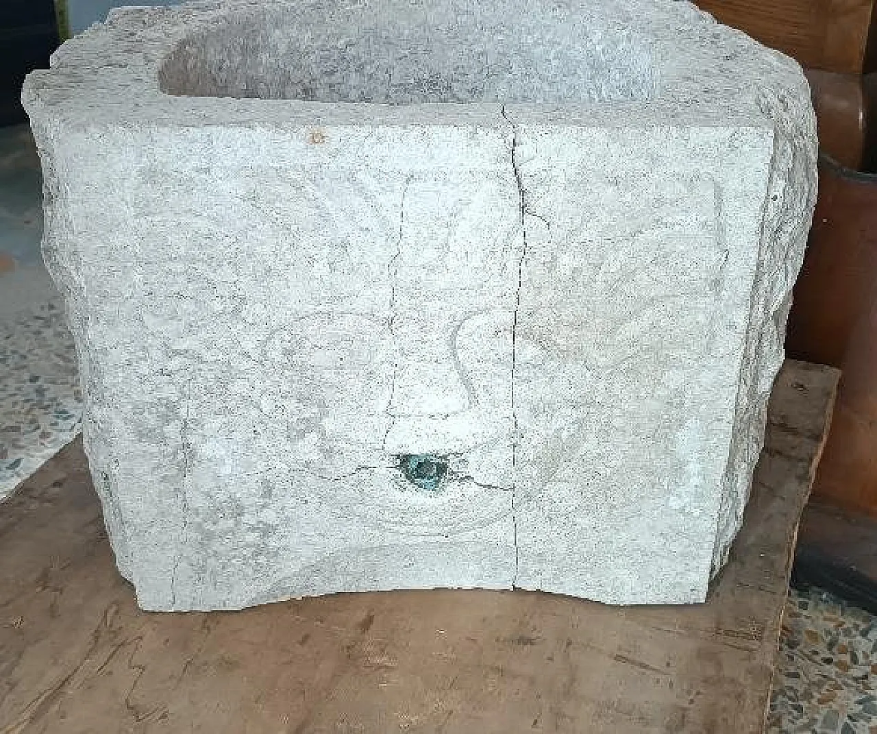 Sculpted stone fountain basin, 17th century 3