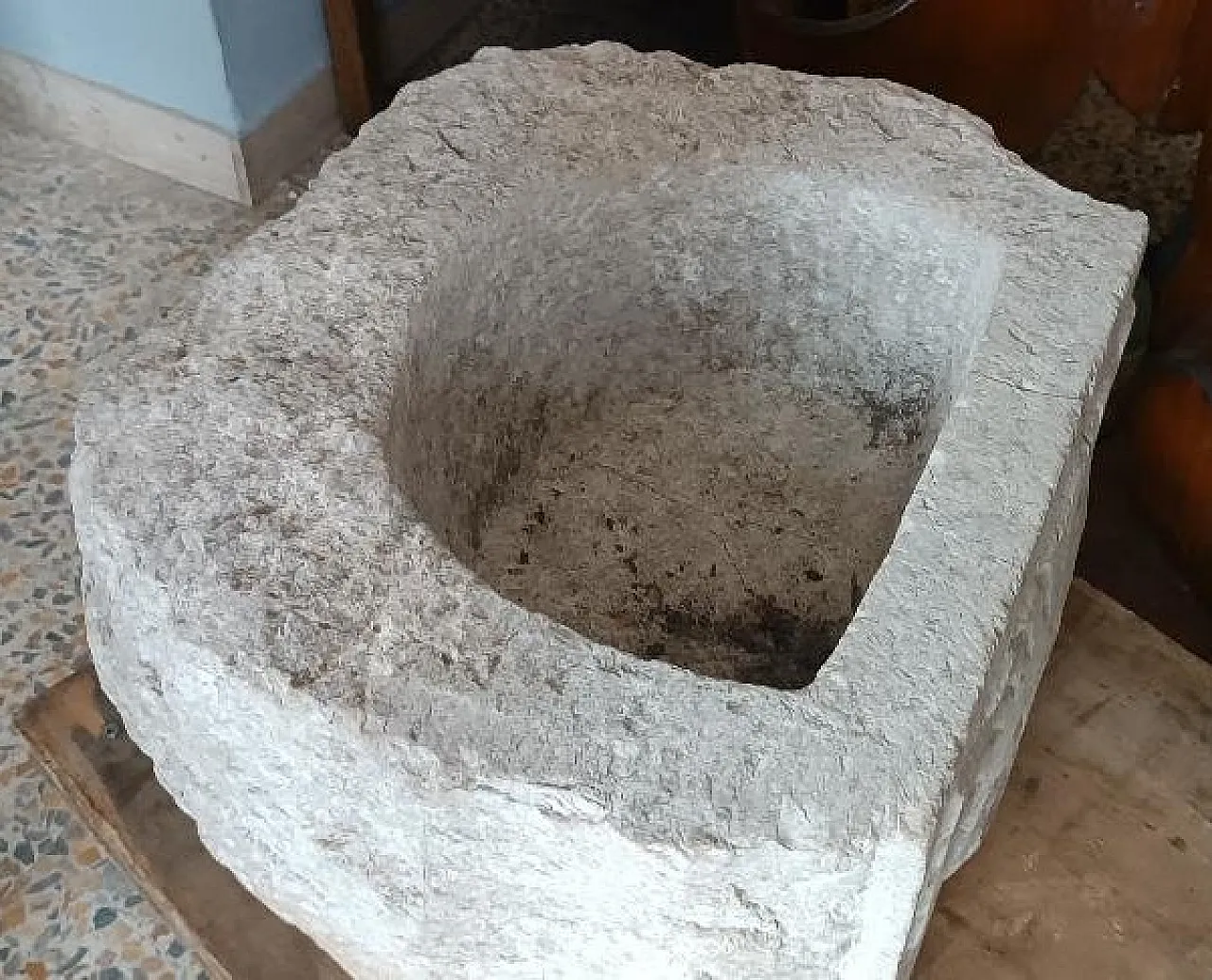 Sculpted stone fountain basin, 17th century 9