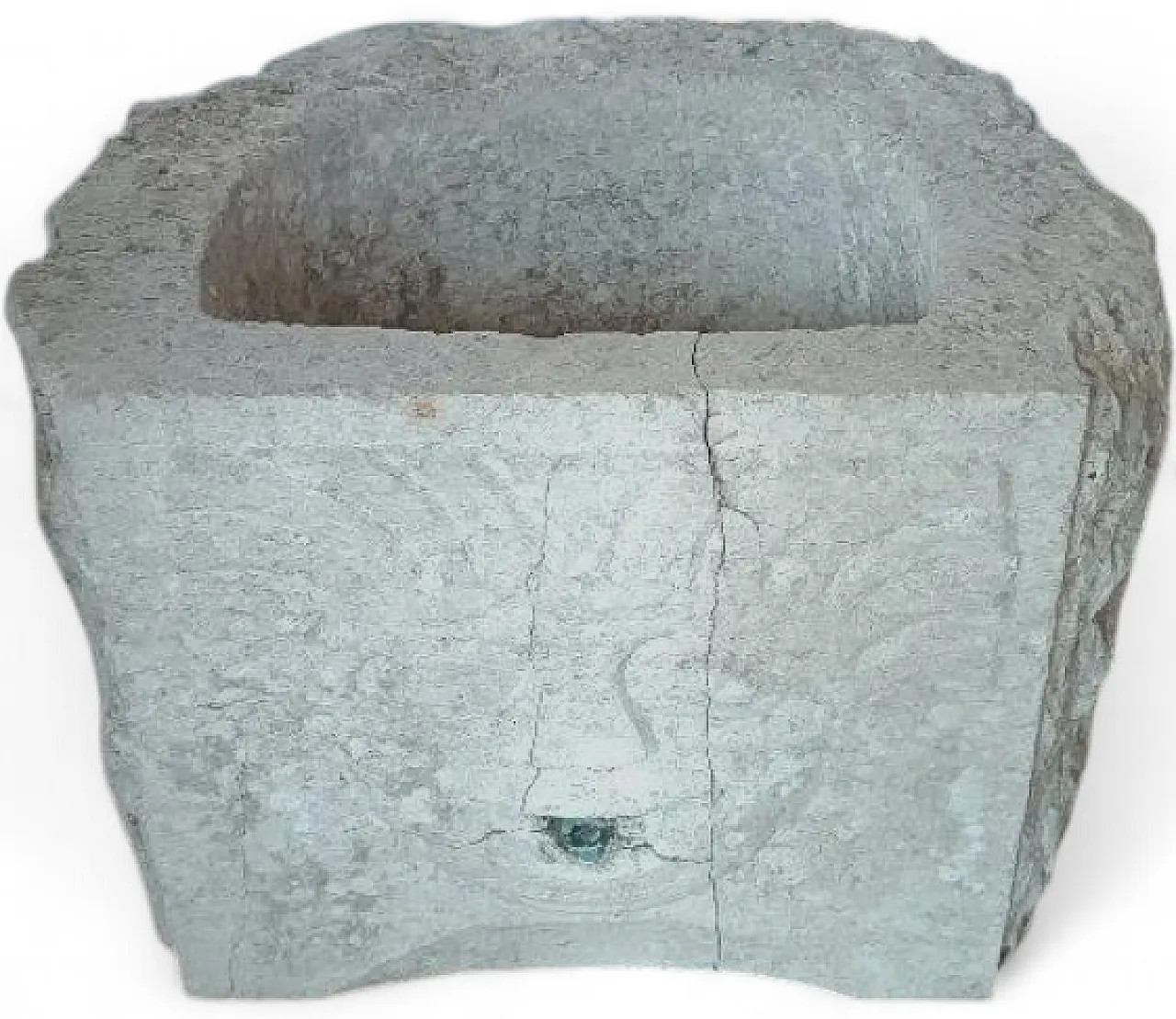 Sculpted stone fountain basin, 17th century 10
