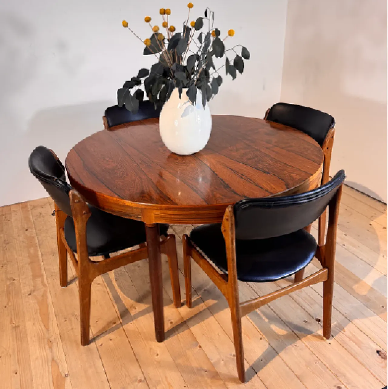 Randers Møbelfabrik round rosewood dining table, 1960s 1