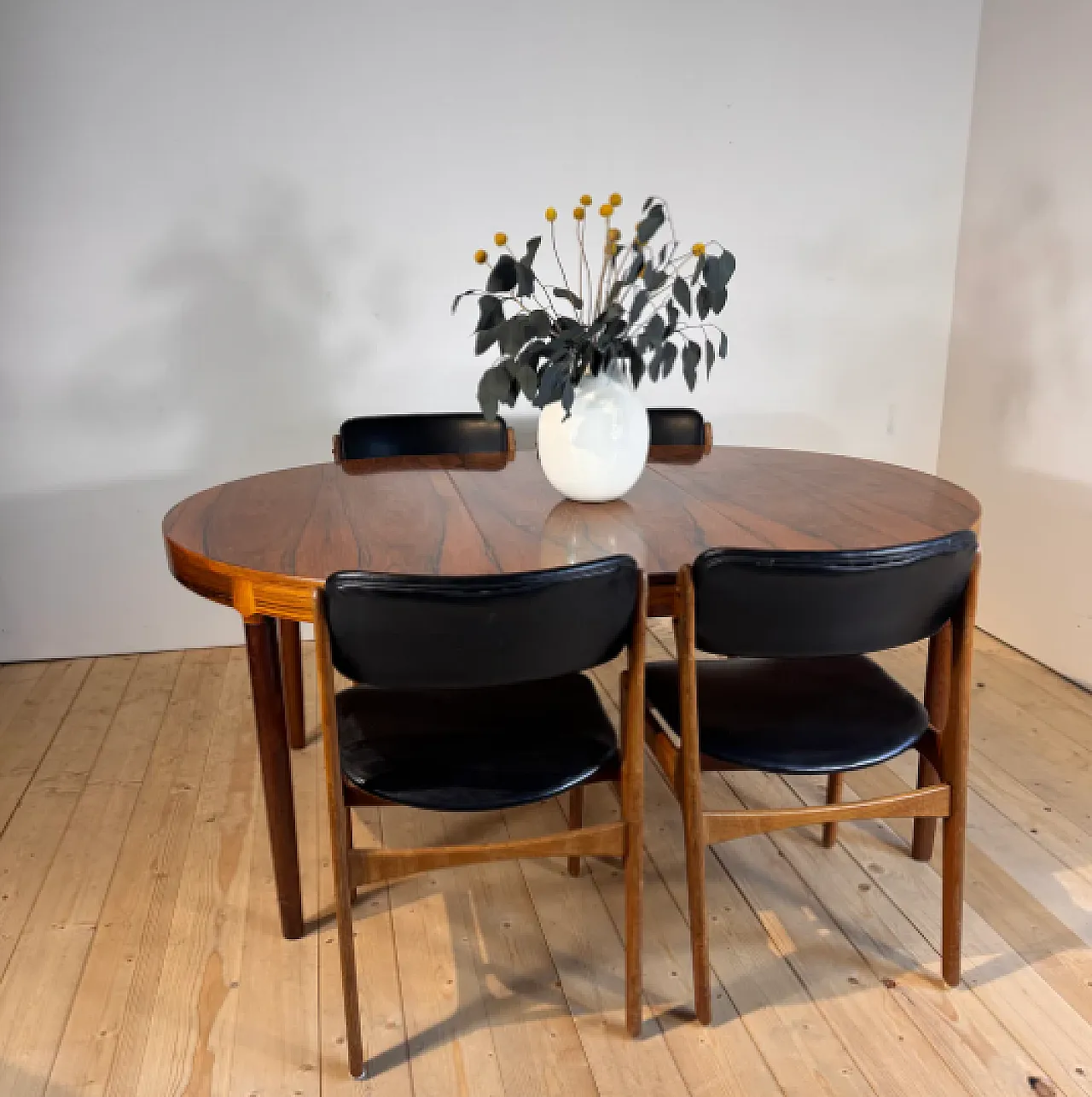 Randers Møbelfabrik round rosewood dining table, 1960s 2
