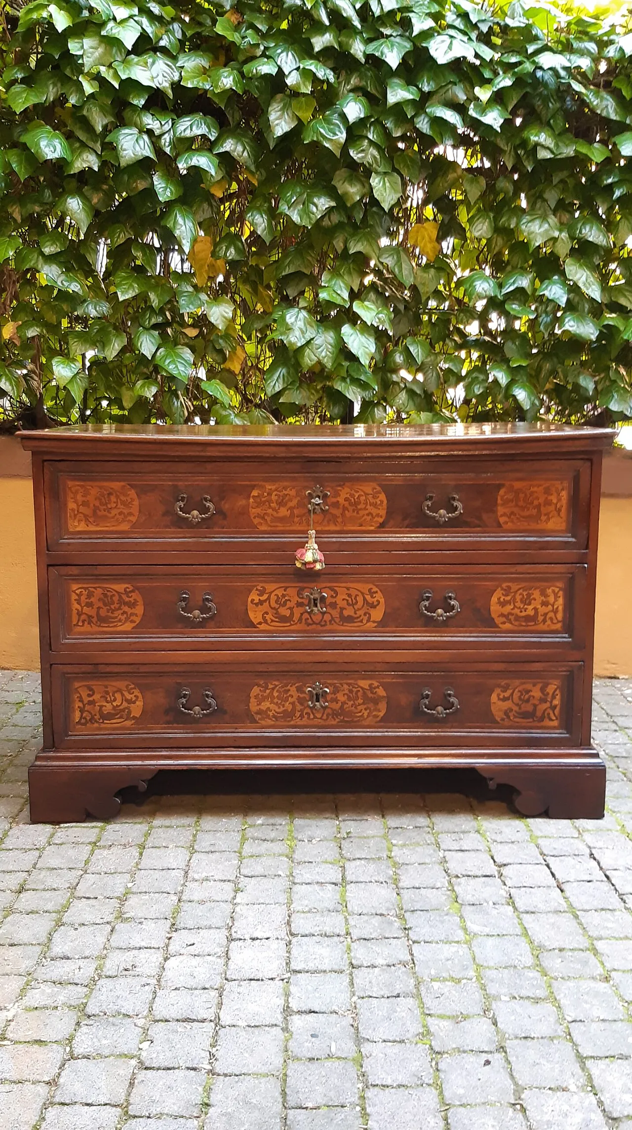 Canterano in legno di noce intarsiato, '600 1