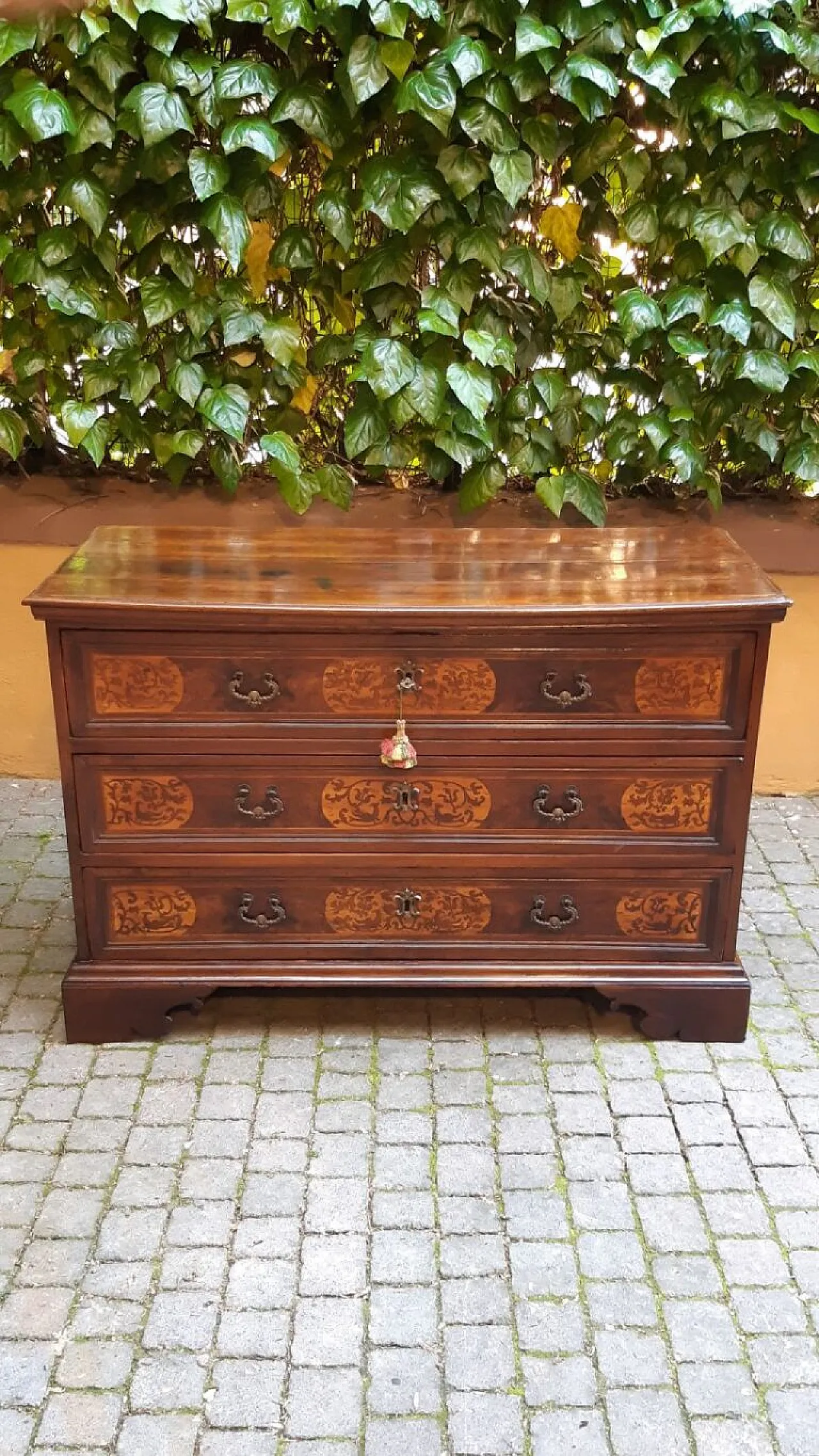 Canterano in legno di noce intarsiato, '600 2