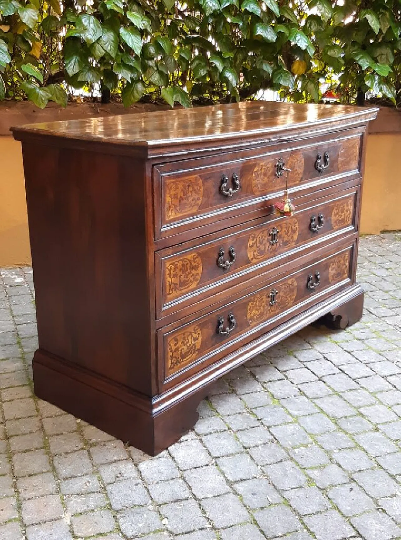 Canterano in legno di noce intarsiato, '600 4