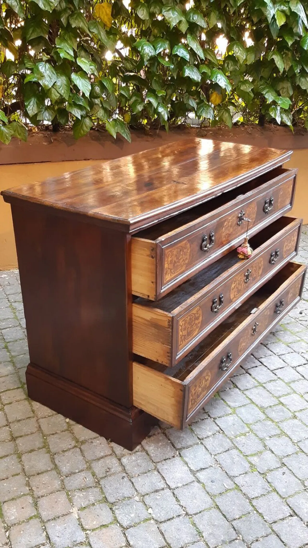 Canterano in legno di noce intarsiato, '600 5