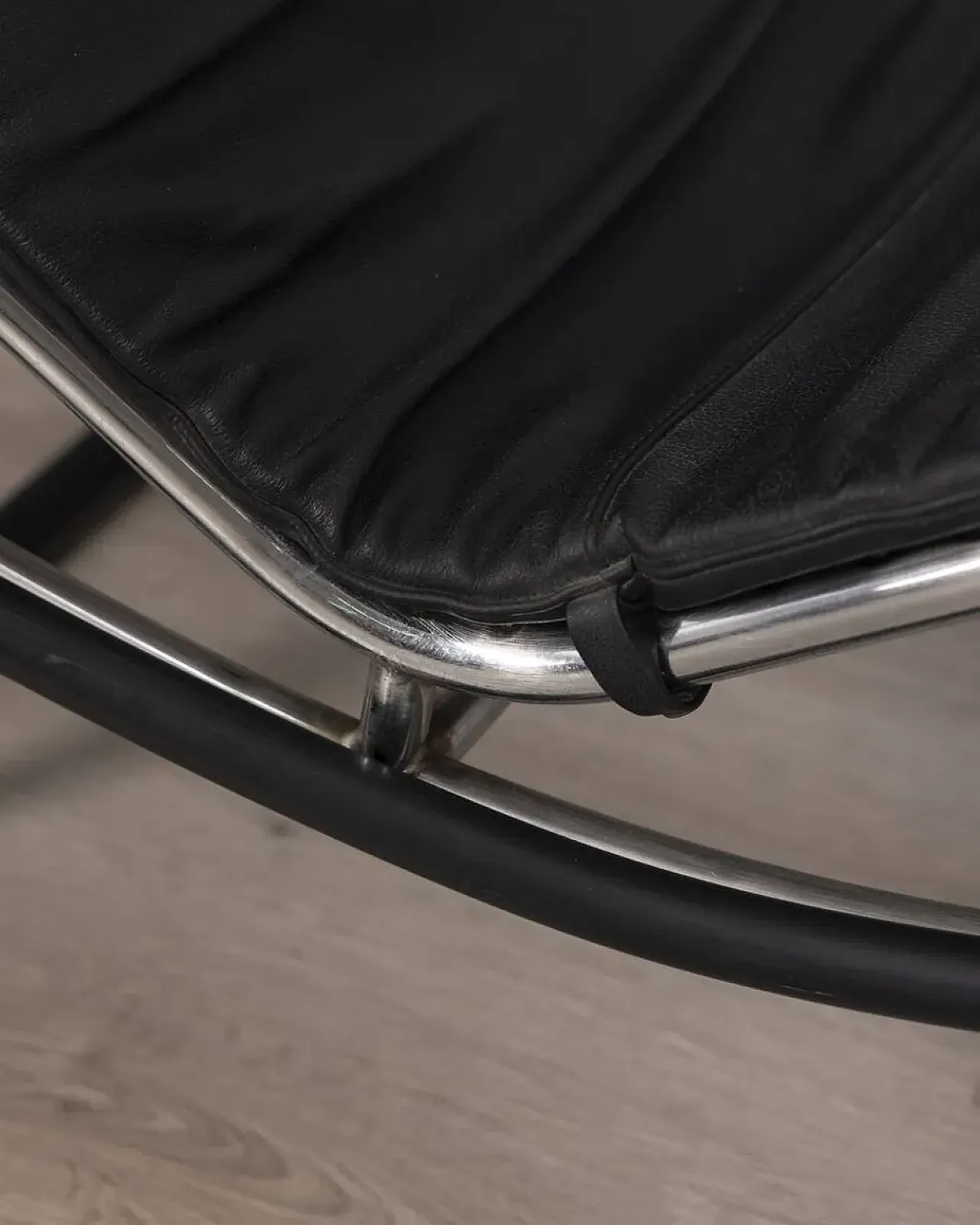 Chaise longue in metallo e pelle, anni '80 11