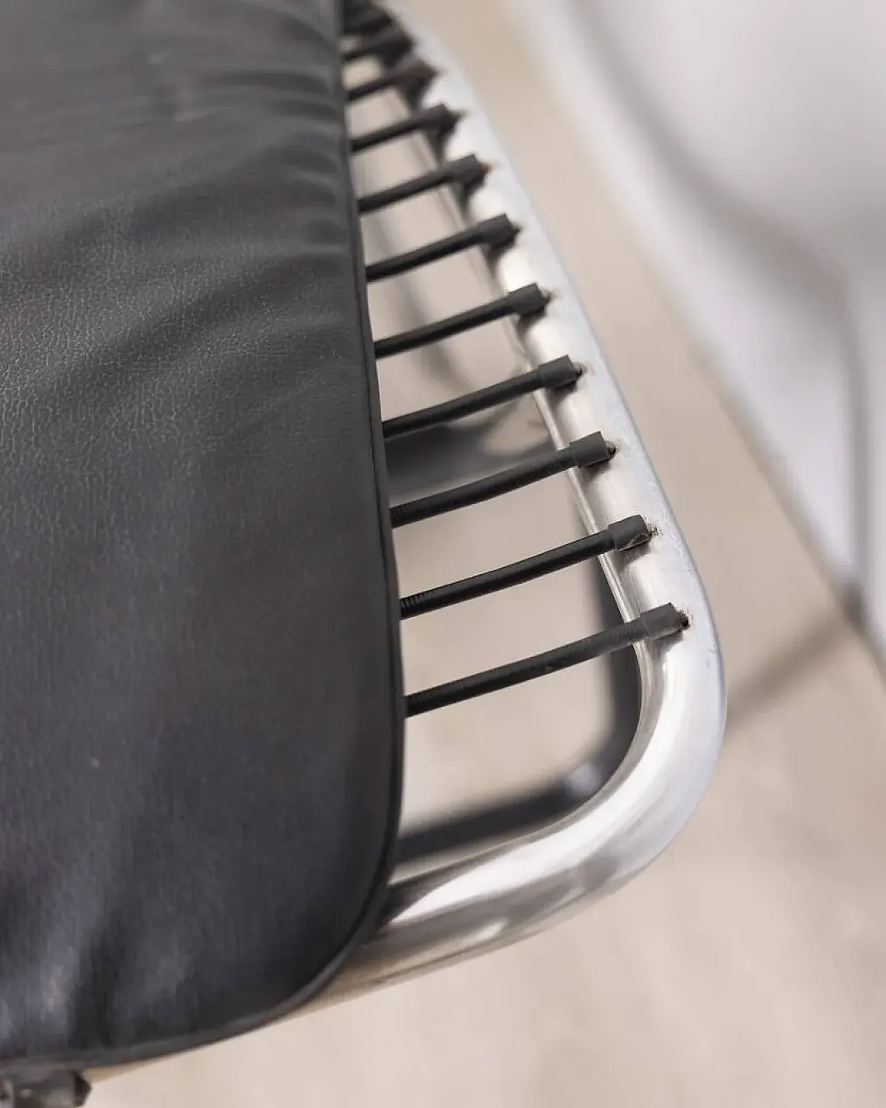 Chaise longue in metallo e pelle, anni '80 12