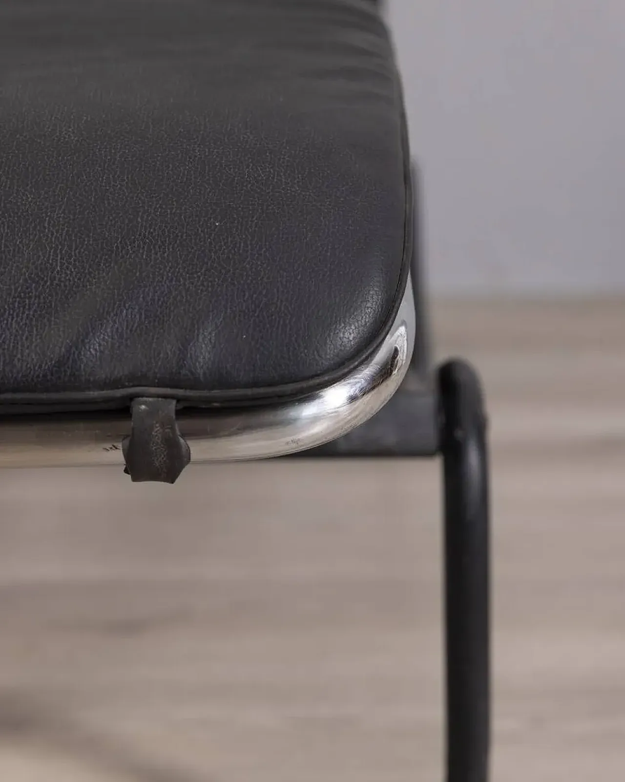 Chaise longue in metallo e pelle, anni '80 14