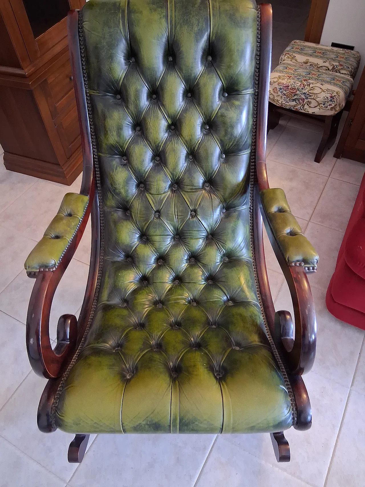 Sedia a dondolo Chesterfield in pelle e legno navale, anni '90 1