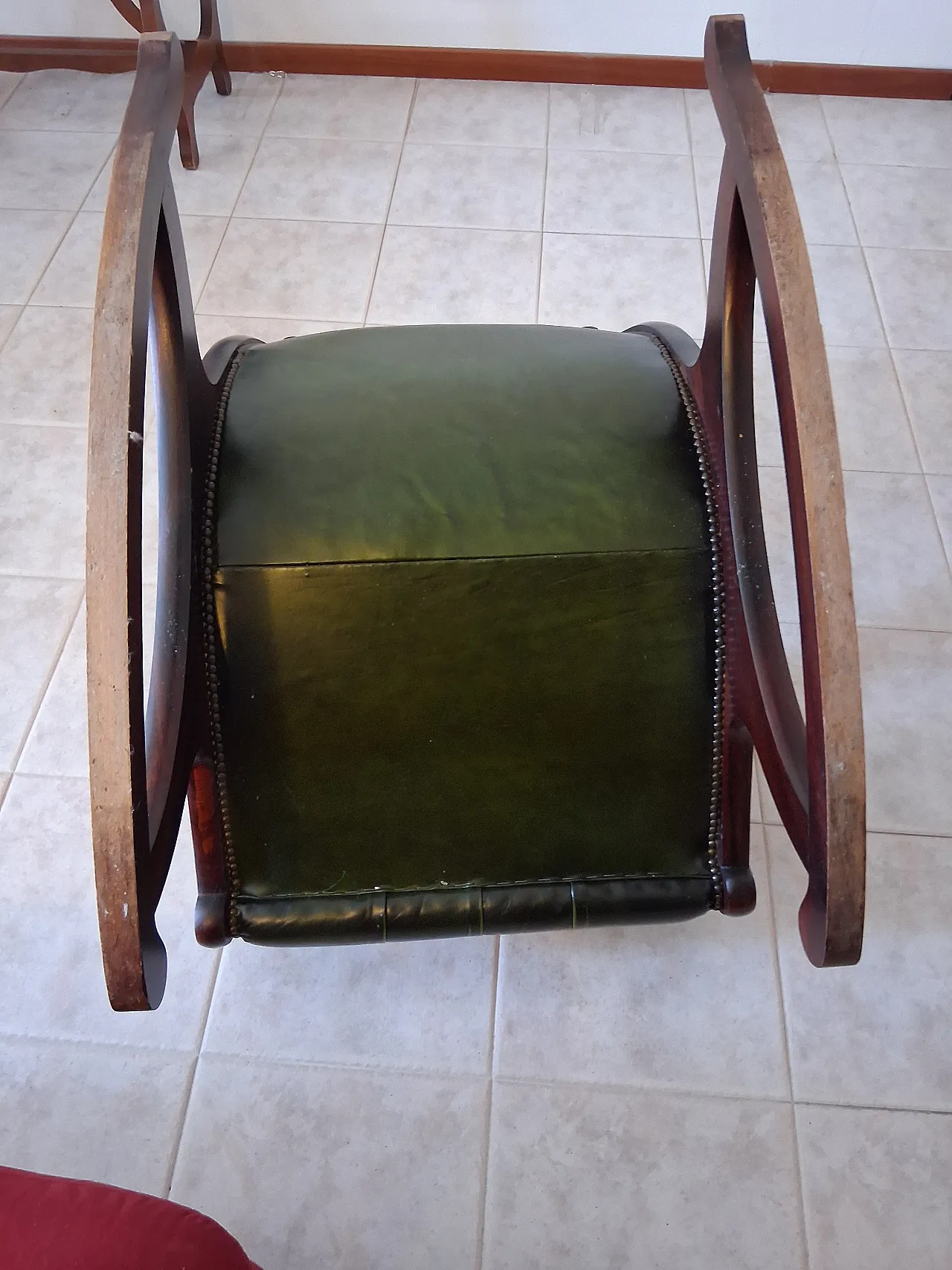 Sedia a dondolo Chesterfield in pelle e legno navale, anni '90 3