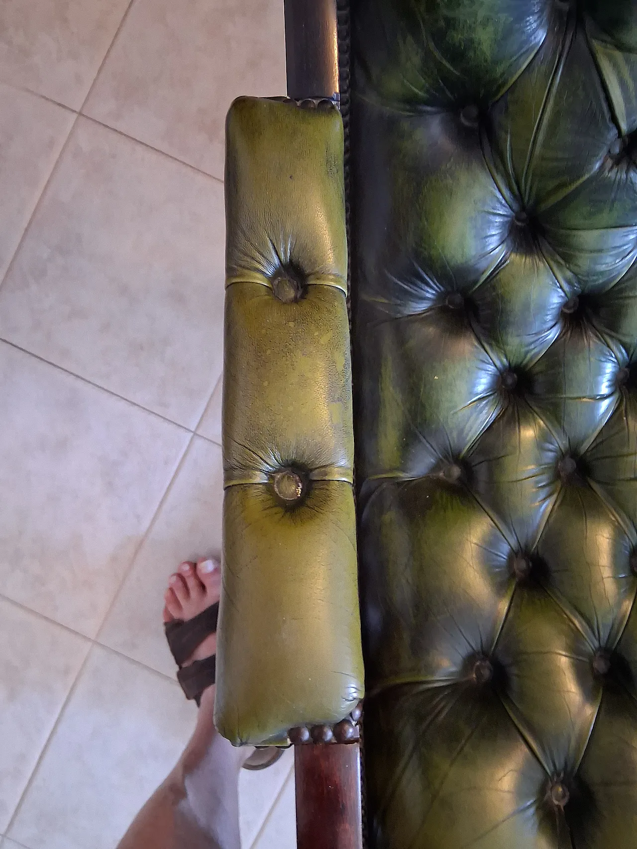 Sedia a dondolo Chesterfield in pelle e legno navale, anni '90 6