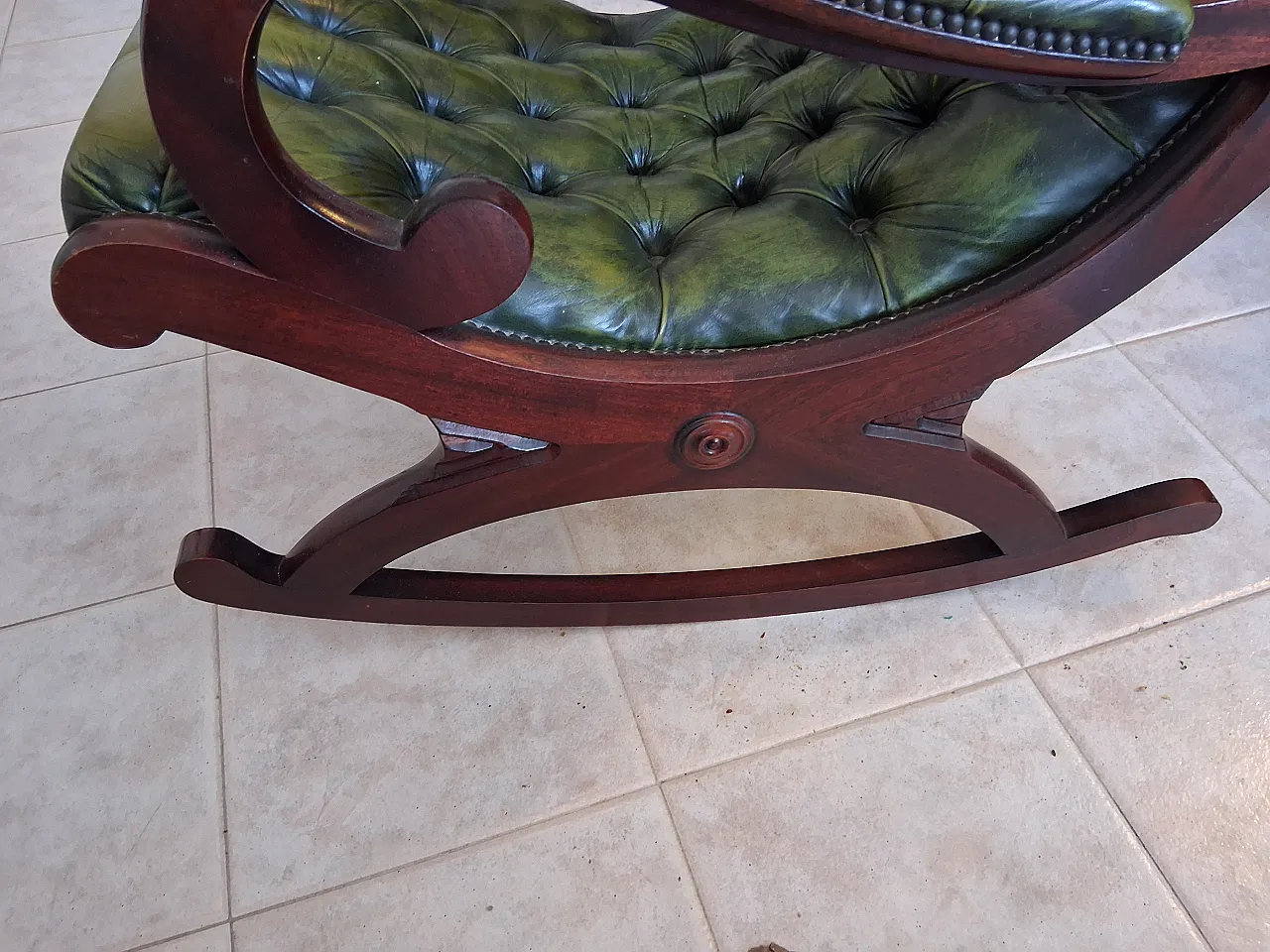 Sedia a dondolo Chesterfield in pelle e legno navale, anni '90 8