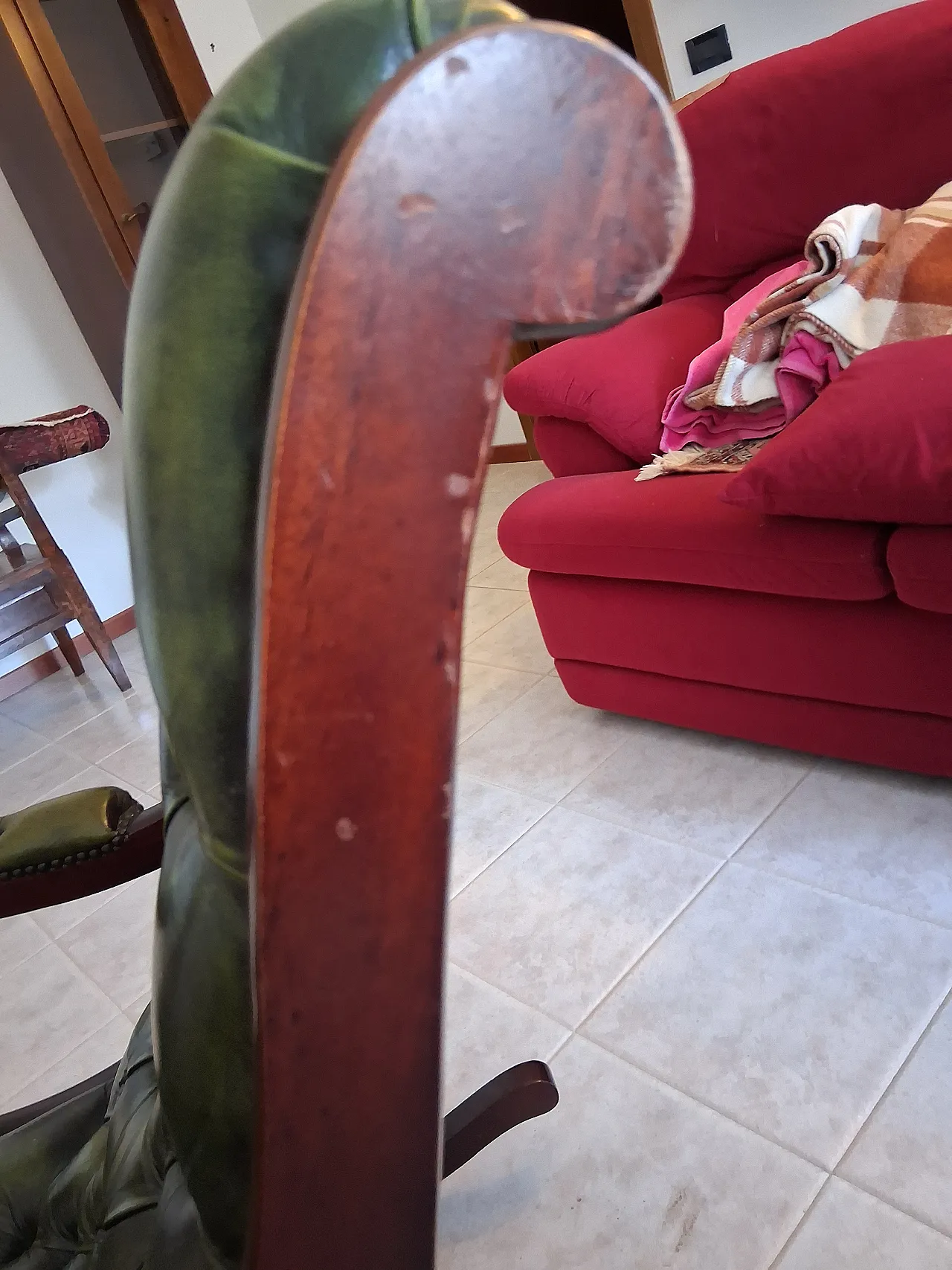 Sedia a dondolo Chesterfield in pelle e legno navale, anni '90 10