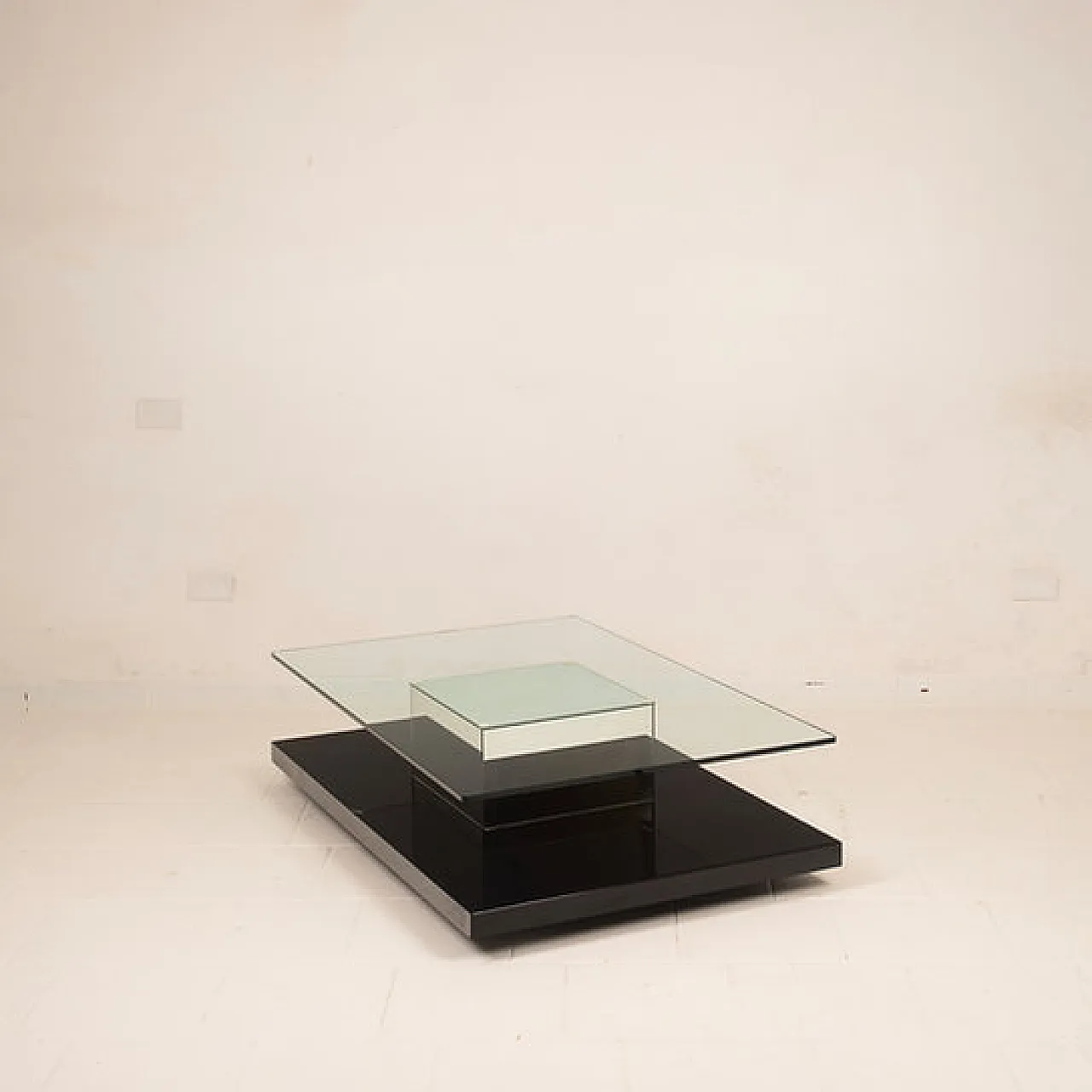 Cidue Mid Century black lacquer, mirror and glass coffee table, 1970s 6