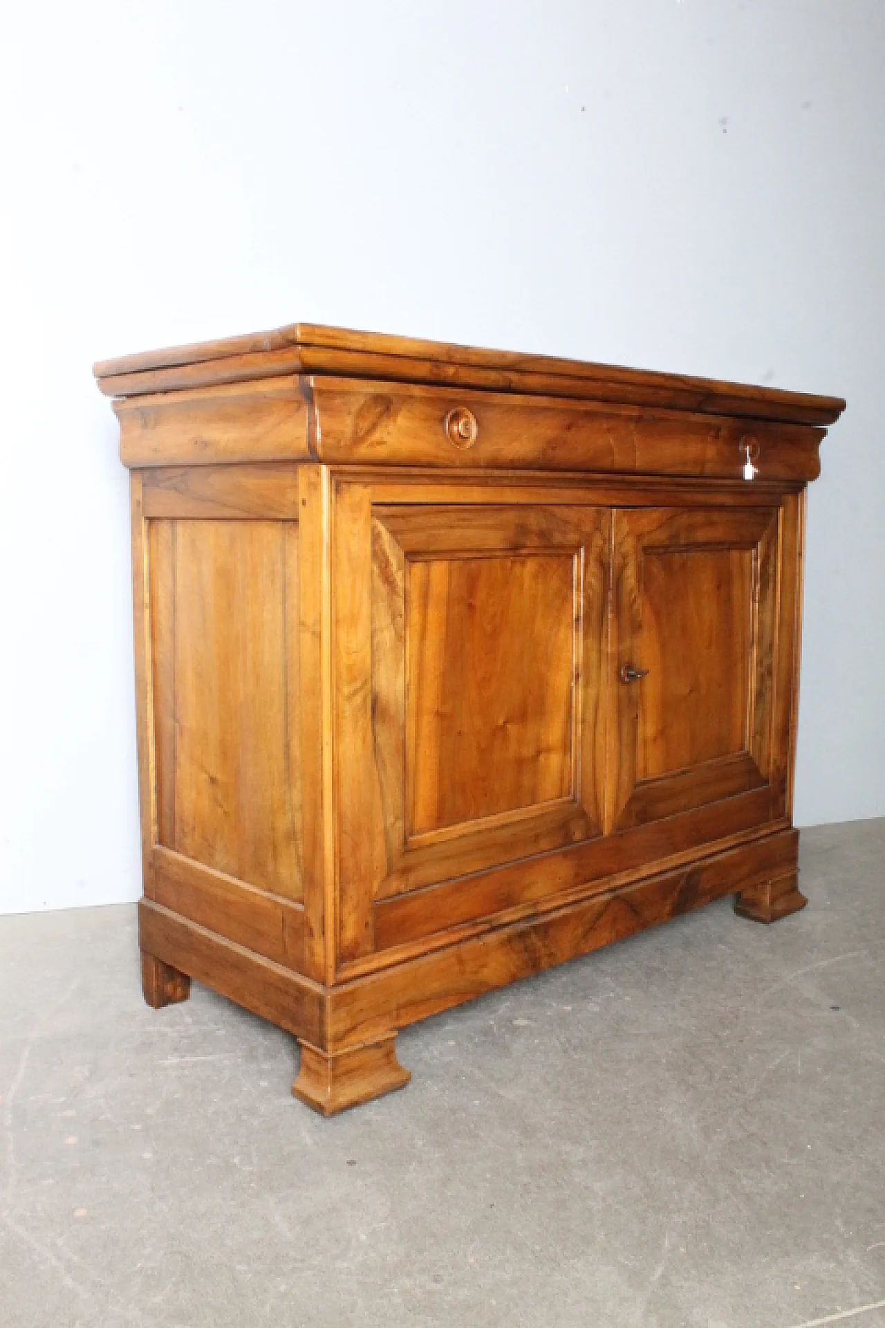 Capuchin blonde veined walnut sideboard, 19th century 6