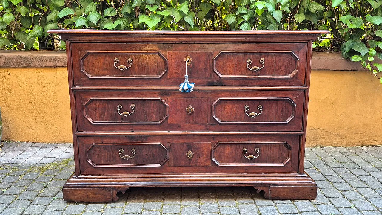 Cassettone emiliano in legno di noce, '600 1