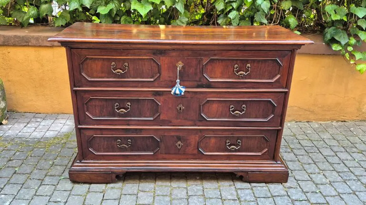 Cassettone emiliano in legno di noce, '600 2