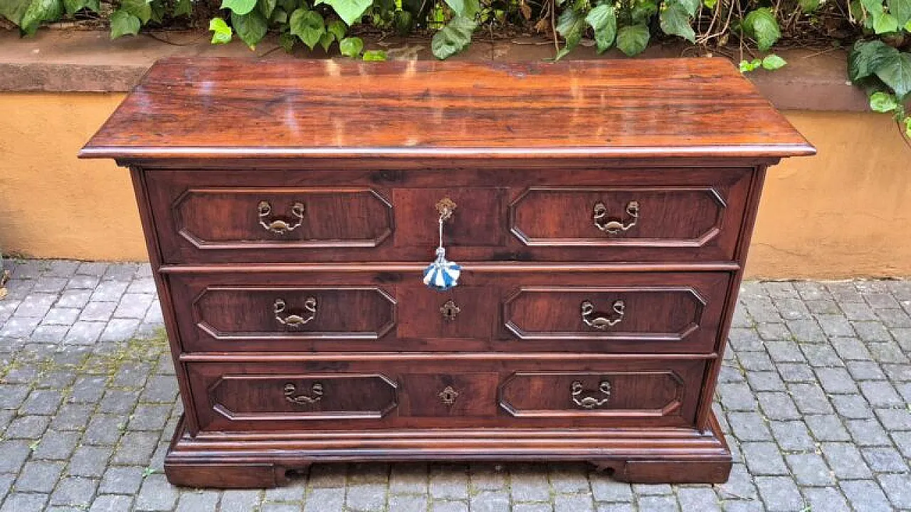 Cassettone emiliano in legno di noce, '600 3