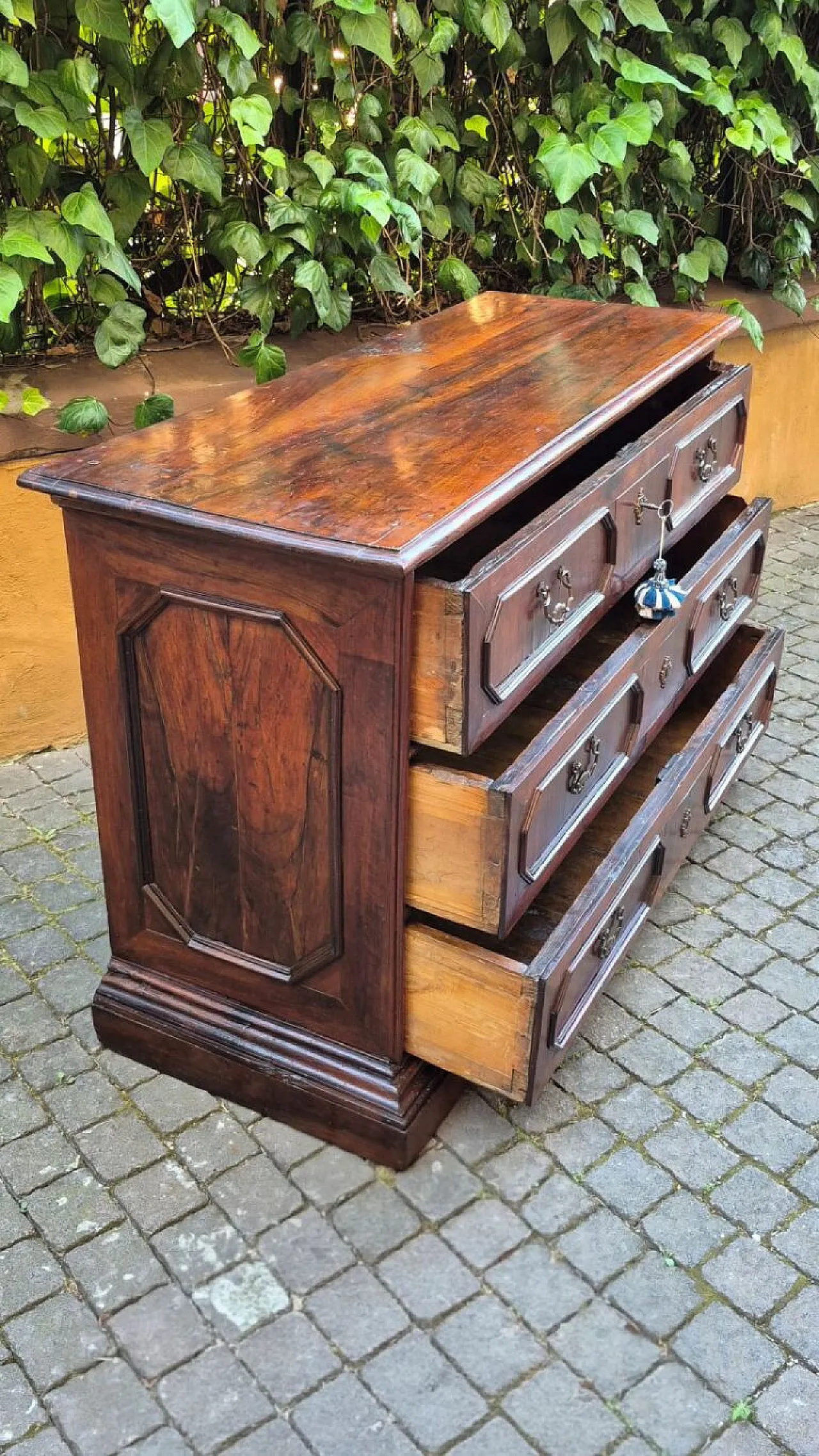 Cassettone emiliano in legno di noce, '600 5