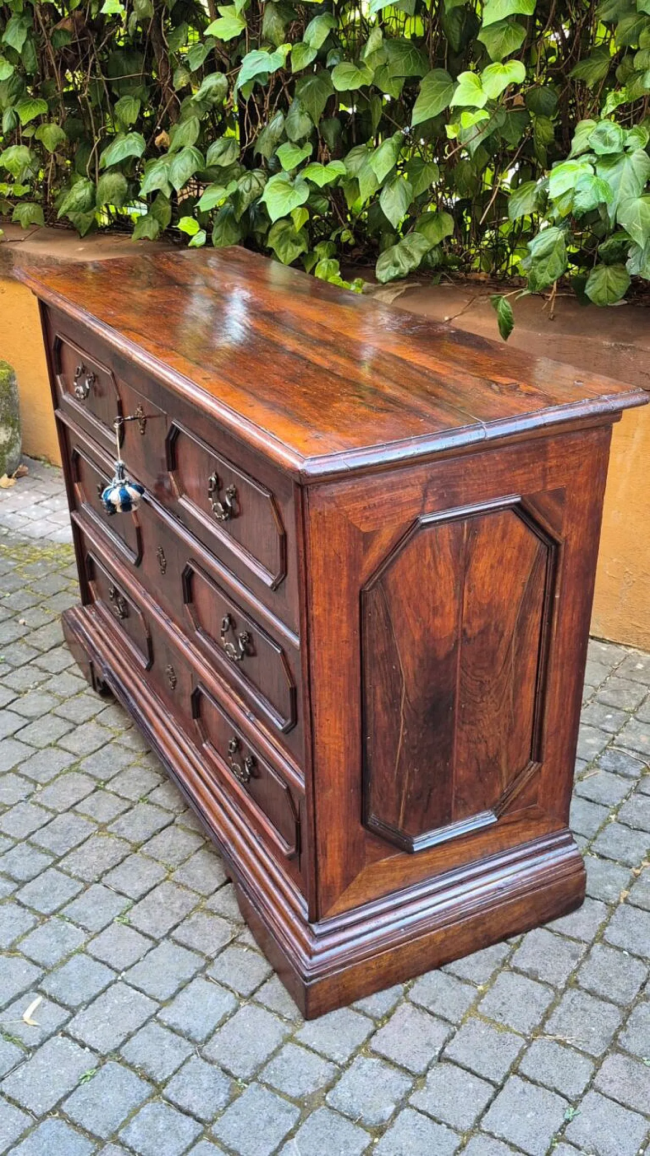 Cassettone emiliano in legno di noce, '600 6