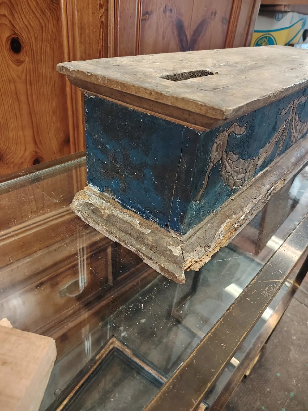 Carved and gilded wooden base lacquered in blue, 18th century 1