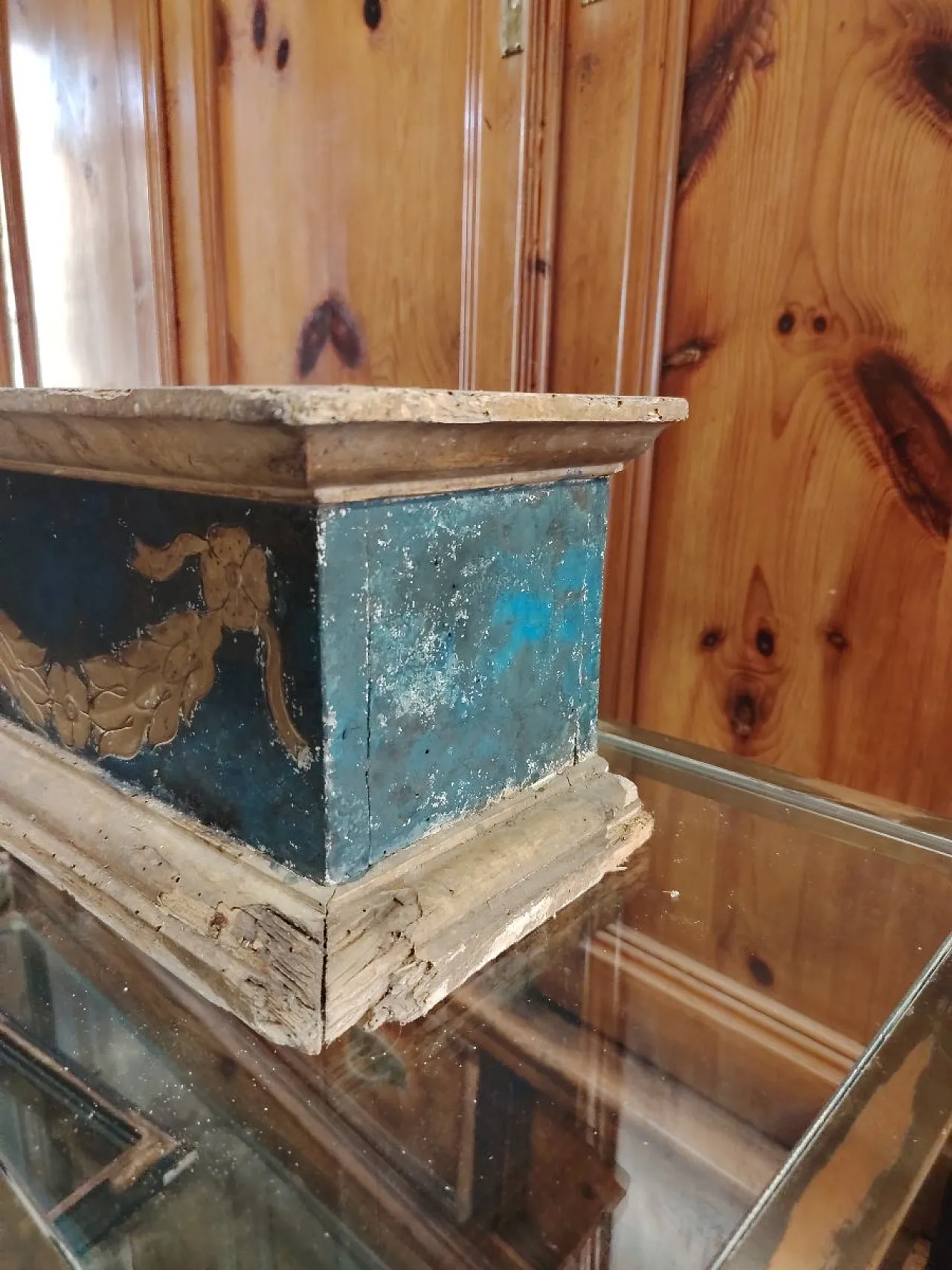 Carved and gilded wooden base lacquered in blue, 18th century 3