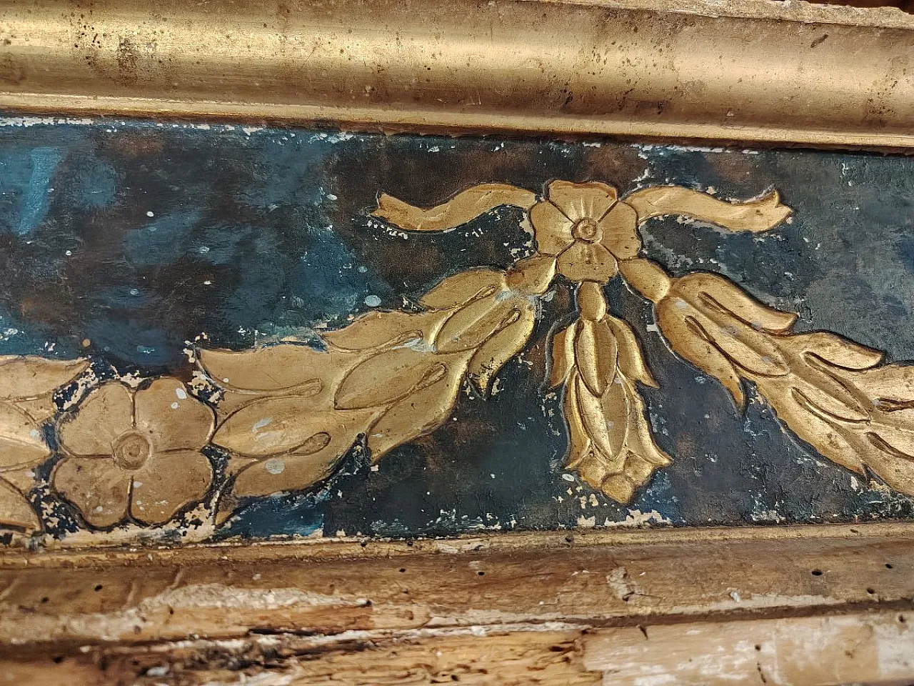 Carved and gilded wooden base lacquered in blue, 18th century 4