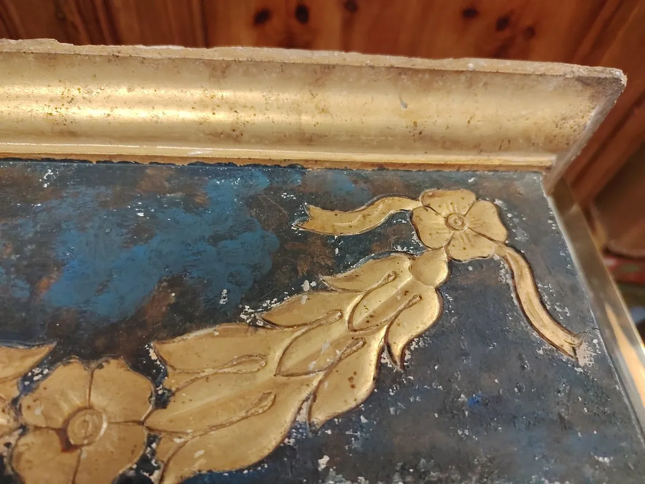Carved and gilded wooden base lacquered in blue, 18th century 6