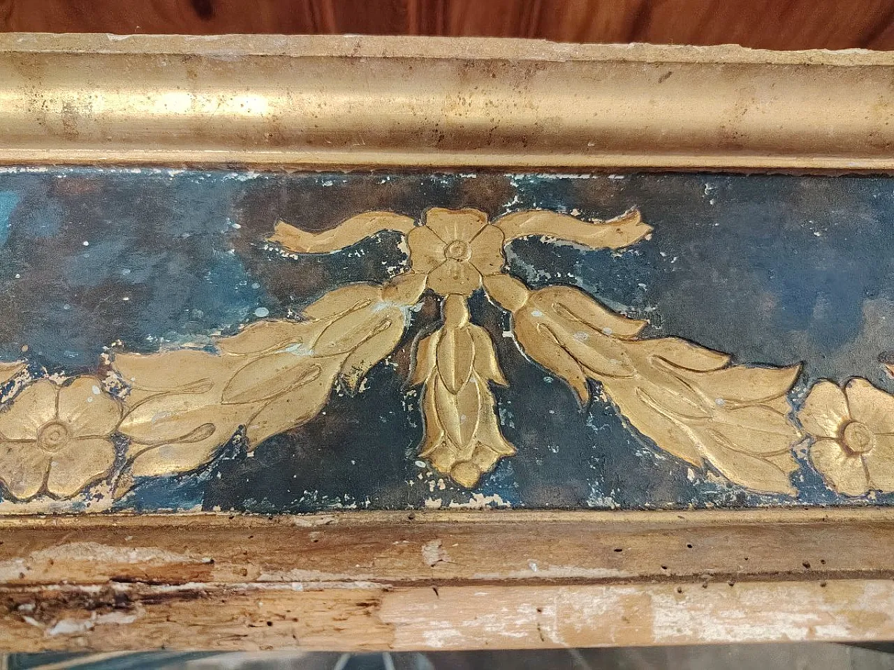 Carved and gilded wooden base lacquered in blue, 18th century 8