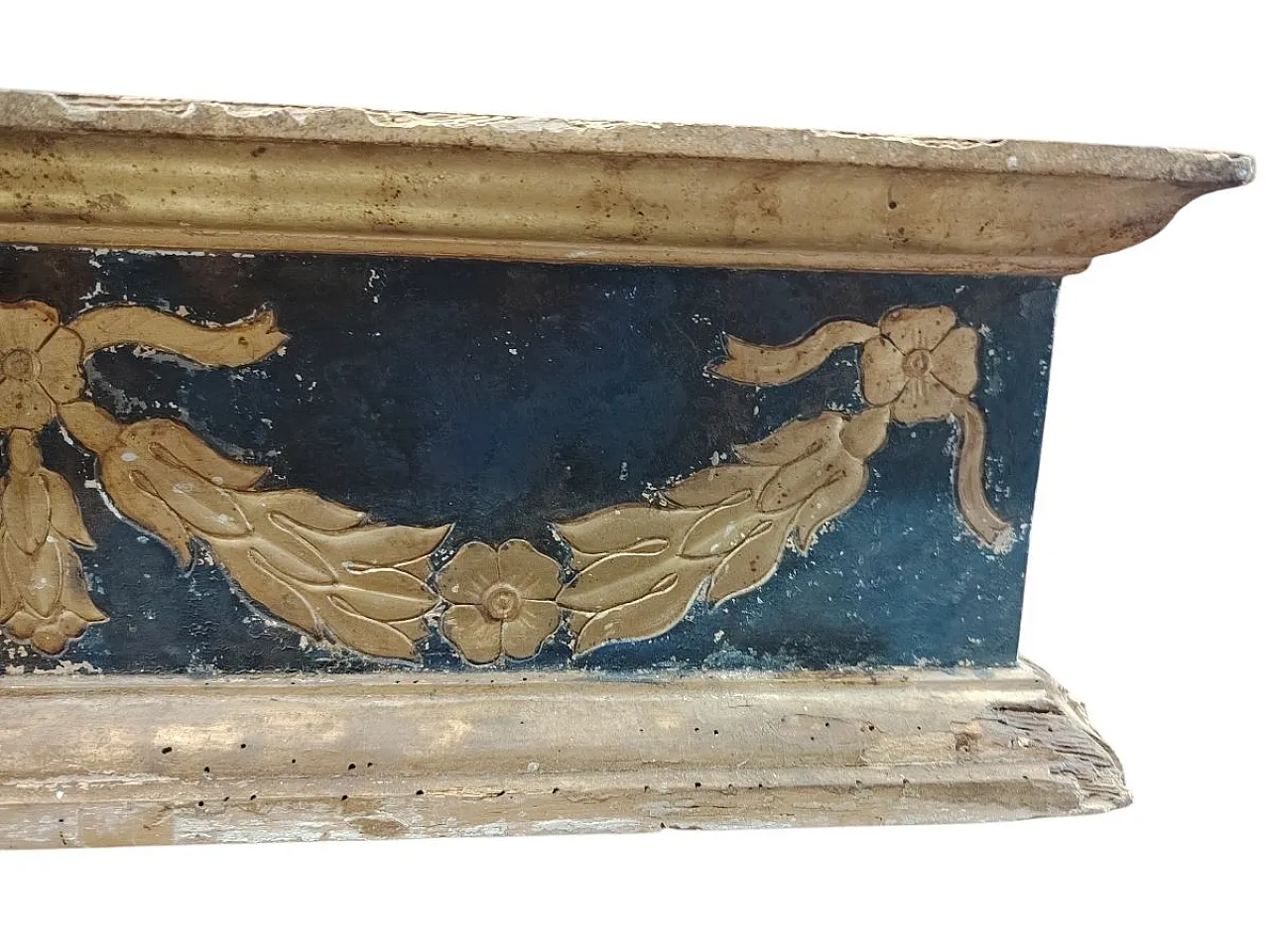 Carved and gilded wooden base lacquered in blue, 18th century 10