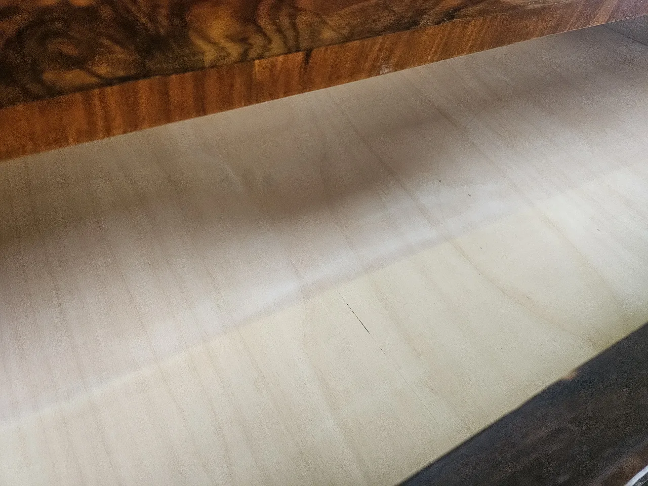 Comò Art Decò in piuma di noce e ottone 14