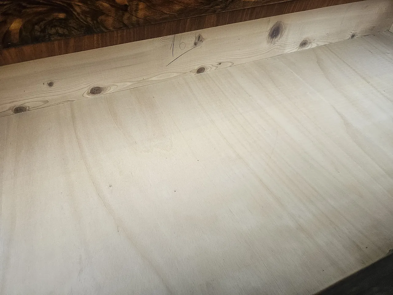 Comò Art Decò in piuma di noce e ottone 16