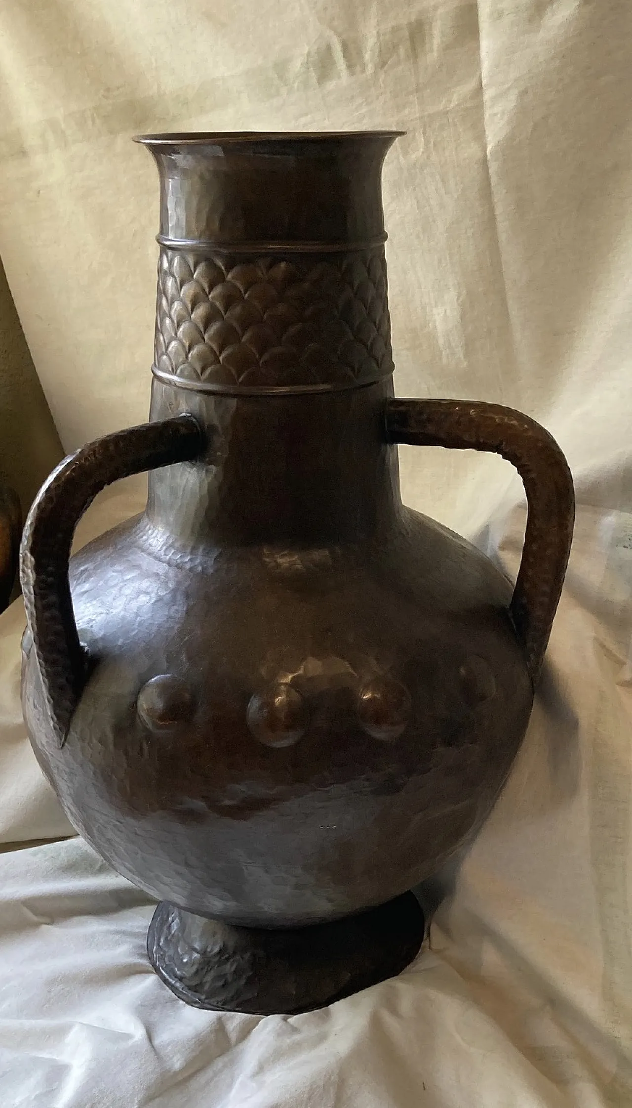 Pair of large sculptural copper amphorae, anni '20 4