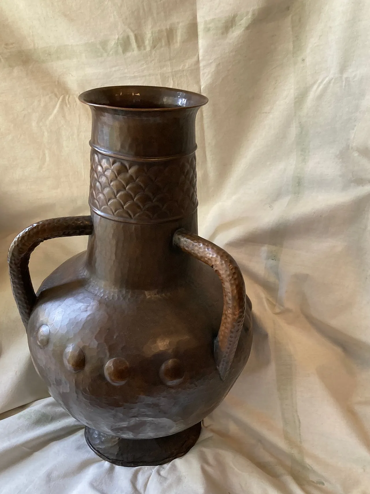 Pair of large sculptural copper amphorae, anni '20 5