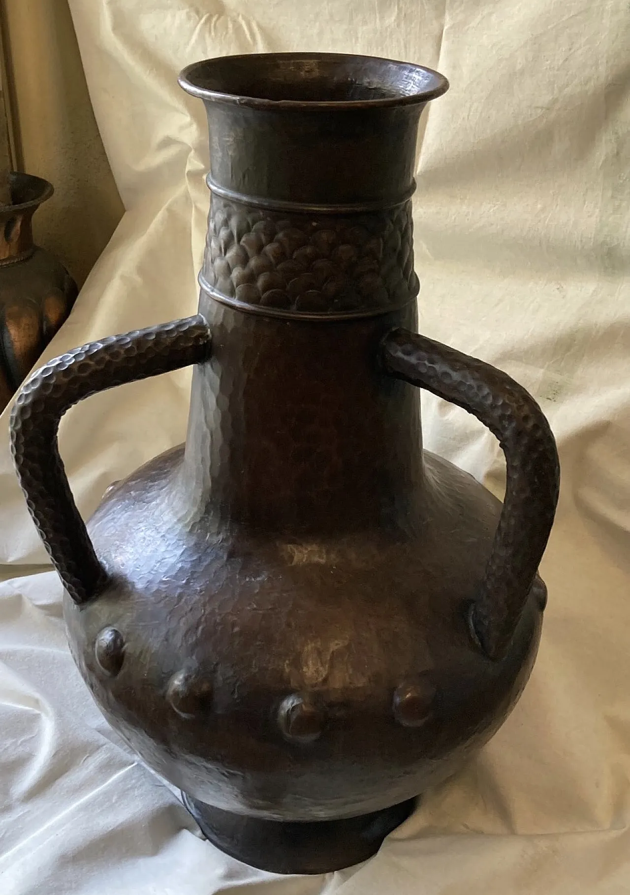 Pair of large sculptural copper amphorae, anni '20 6