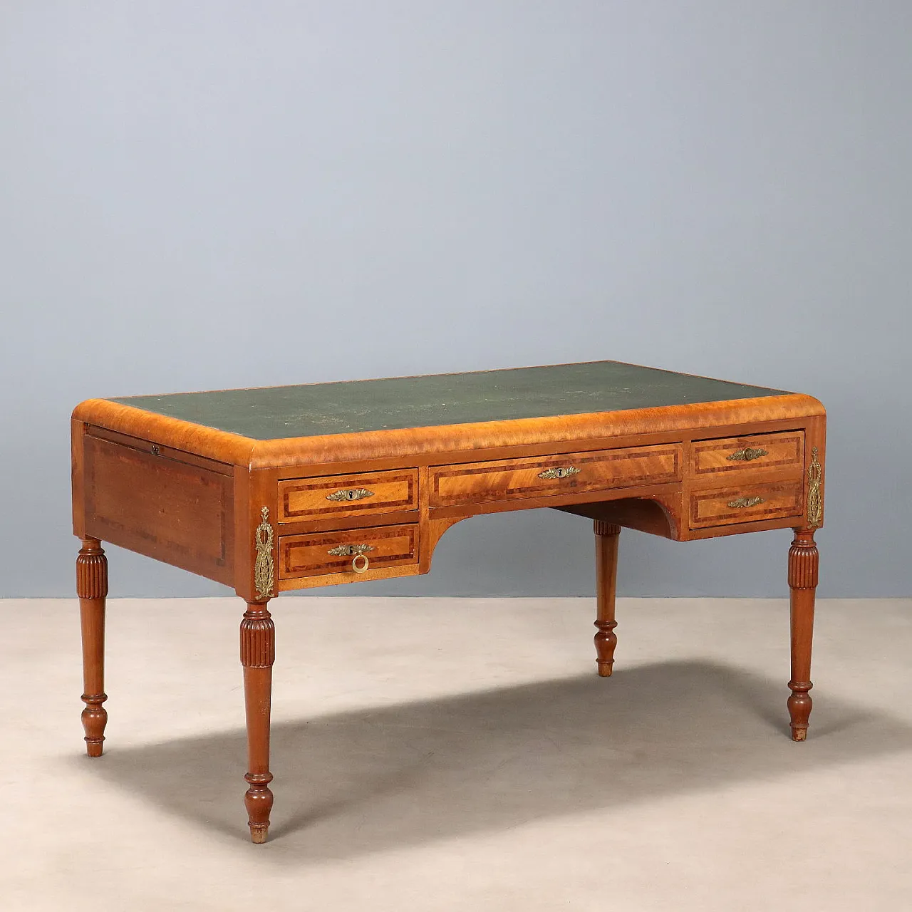 Mahogany desk with mahogany burl threads, 20th century 1