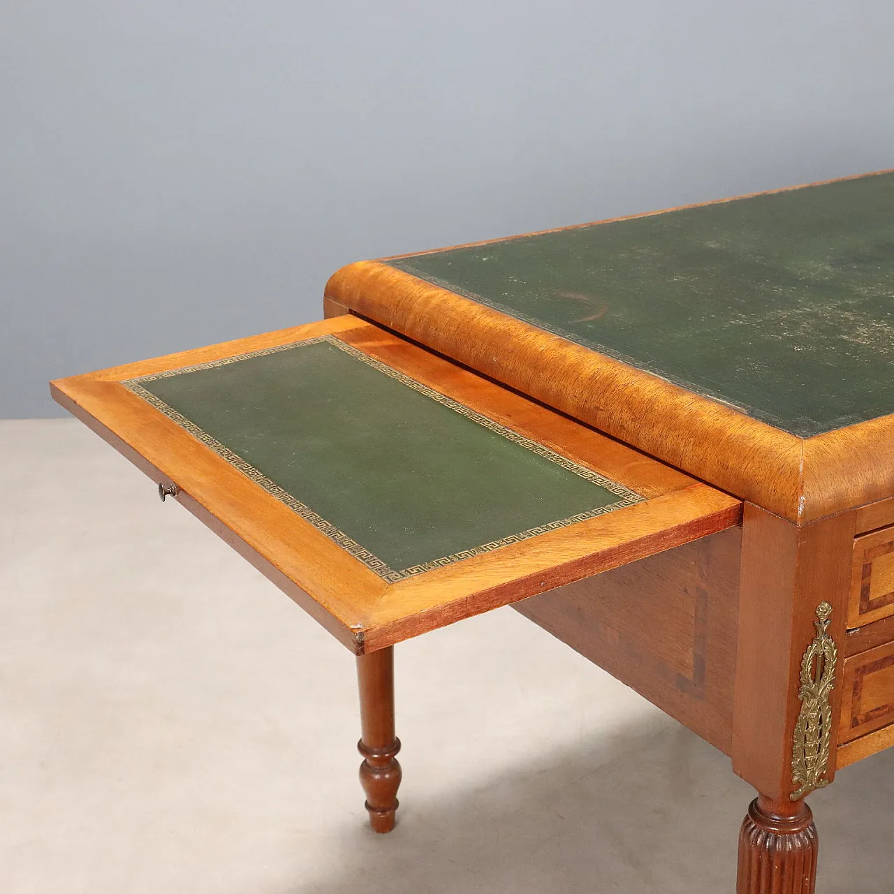 Mahogany desk with mahogany burl threads, 20th century 3