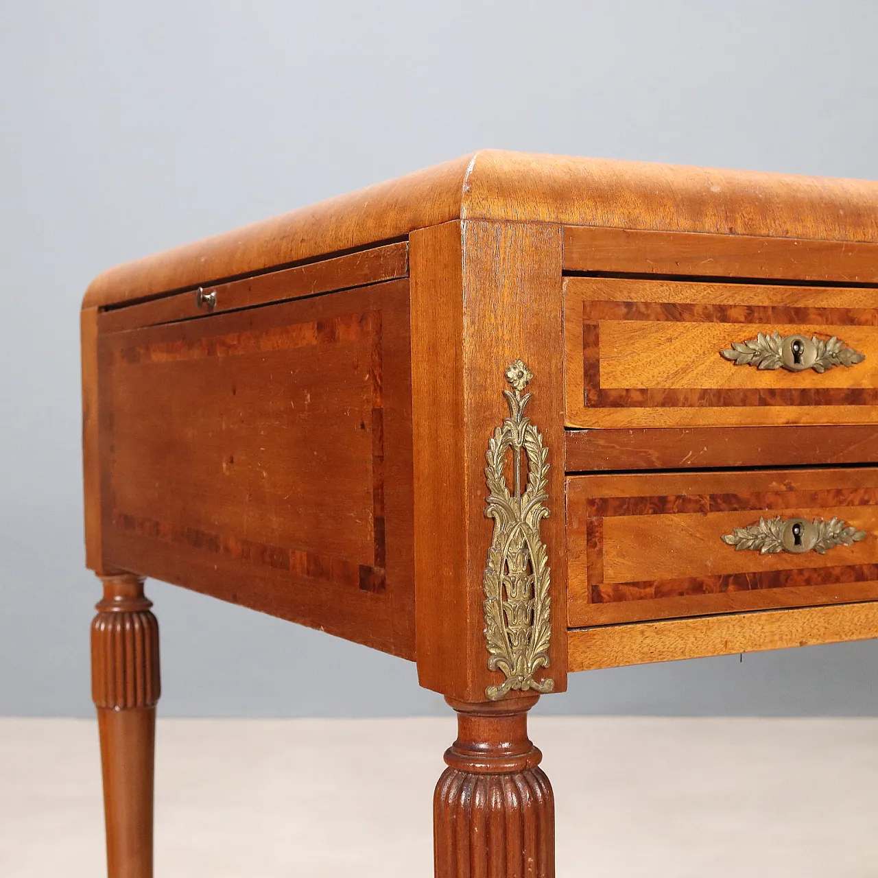 Mahogany desk with mahogany burl threads, 20th century 4