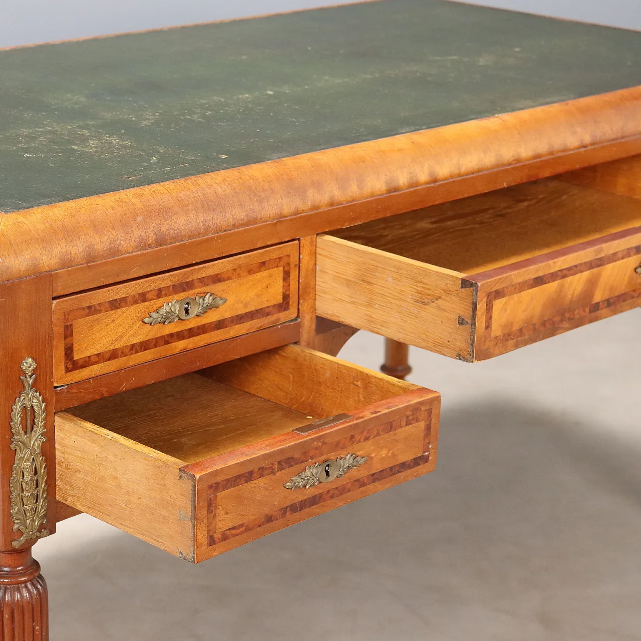 Mahogany desk with mahogany burl threads, 20th century 5