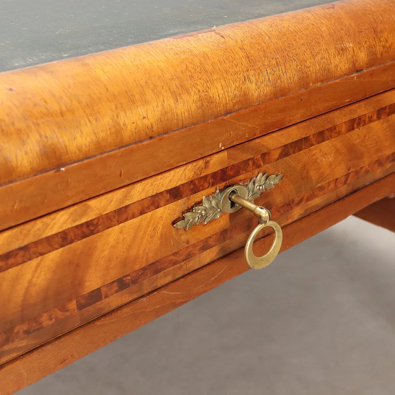 Mahogany desk with mahogany burl threads, 20th century 6
