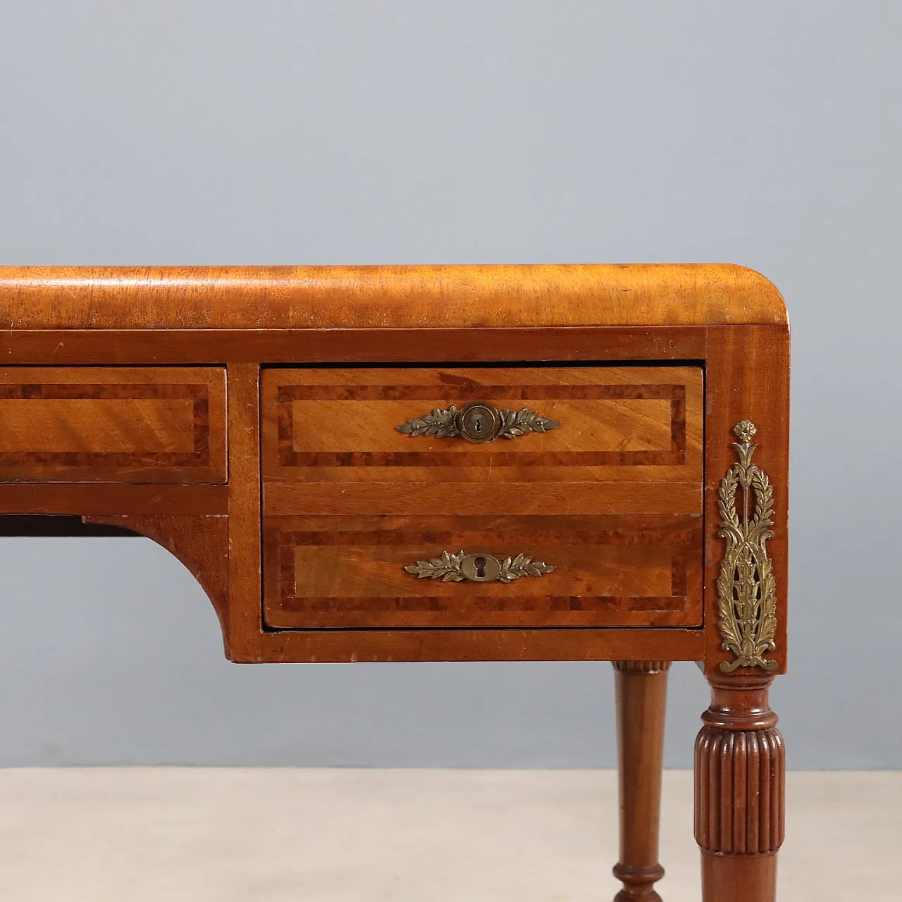 Mahogany desk with mahogany burl threads, 20th century 7